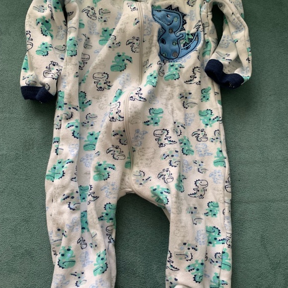 3/$25 baby bundles Carter’s and Duck Duck Goose - Picture 4 of 6